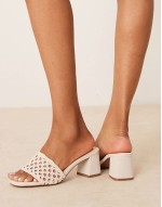 Wide Ft Honeycomb weave detail mid heeled mules in off-white
